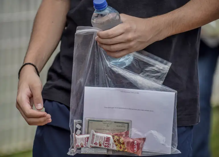 Candidatos segura itens no dia do Enem